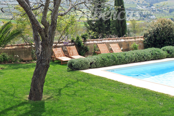 En la construcción de piscina la mayoría de las veces la atención se enfoca en el interior de ésta, dejando al último la decoración exterior, elemento que es muy importante porque se encarga de realzar más aún este espacio.