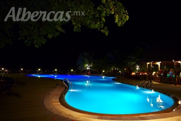 Ideas para iluminar tu piscina