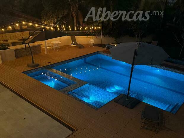 Alberca con Jacuzzi e Iluminación