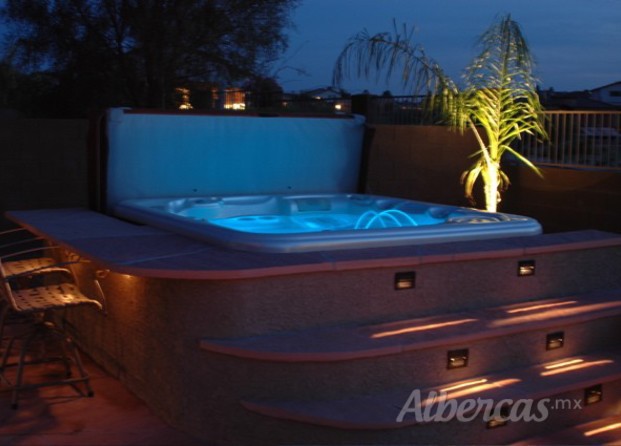 Jacuzzi con proyector y barra