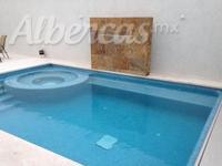 Alberca con cascada y spa