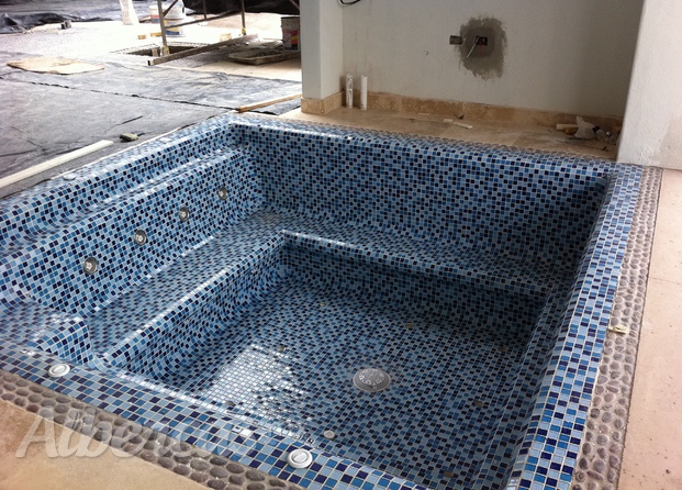 Jacuzzi con mosaico de vidrio