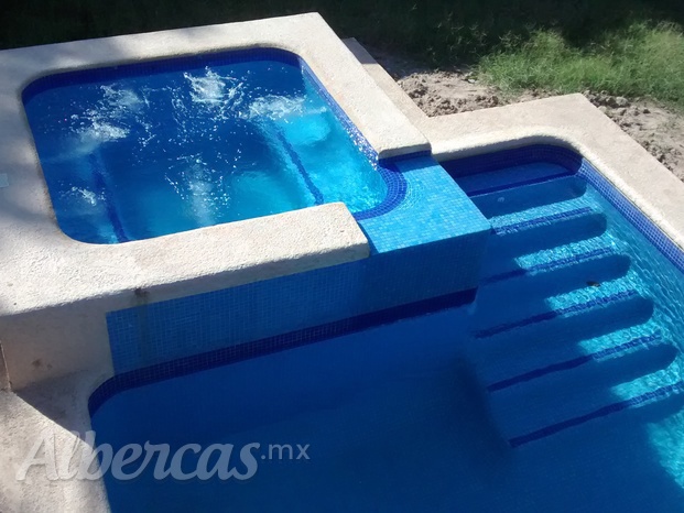 Alberca  con jacuzzi