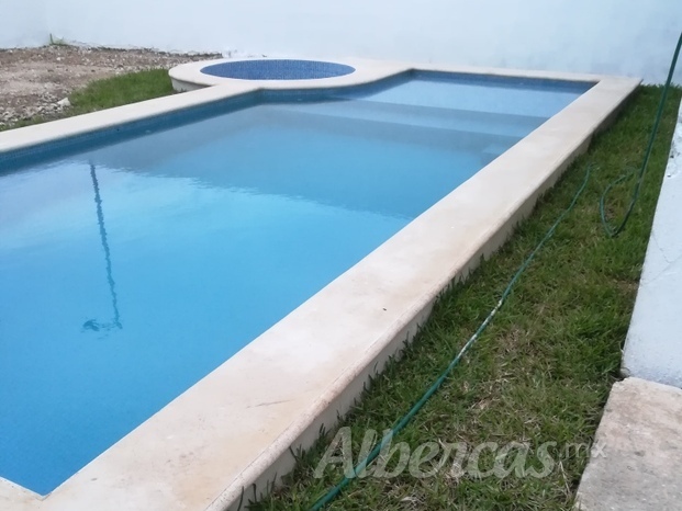 Piscina con jacuzzi, hidromasaje y acabado en veneciano