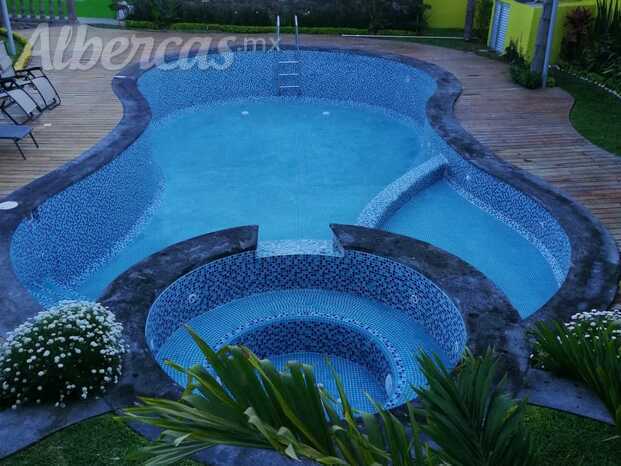 Alberca con Jacuzzi