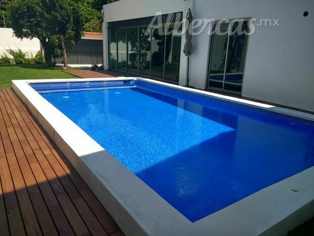 Piscina con piso tipo duela